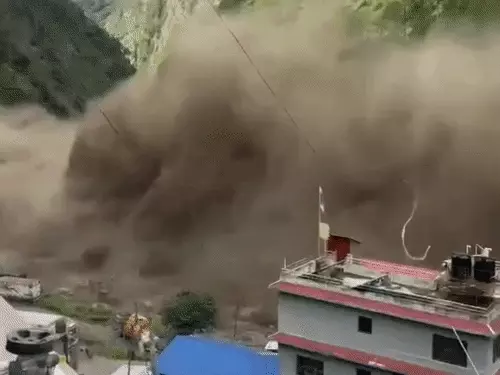 नेपाल के रसुवा जिले में भोटेकोशी नदी की बाढ़