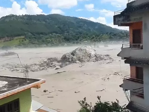 नेपाल-तिब्बत बॉर्डर पर बाढ़ और लैंडस्लाइड से तबाही