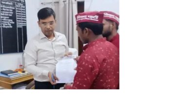 अंबेडकरनगर के आलापुर में निषाद पार्टी कार्यकर्ता एसडीएम को ज्ञापन सौंपते हुए