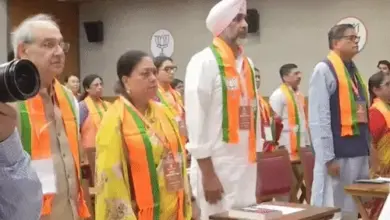 भाजपा की 65 सदस्यीय नई राष्ट्रीय टीम के साथ बैठक करते नितिन नवीन