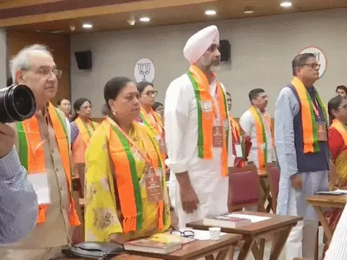 भाजपा की 65 सदस्यीय नई राष्ट्रीय टीम के साथ बैठक करते नितिन नवीन