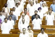 संसद भवन में मानसून सत्र के दौरान प्रधानमंत्री नरेंद्र मोदी और सांसद