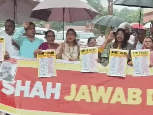 संसद परिसर में प्रदर्शन करते विपक्षी सांसद और लोकसभा में चलती कार्यवाही का दृश्य।