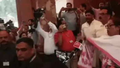 संसद परिसर में NDA और कांग्रेस सांसदों का प्रदर्शन