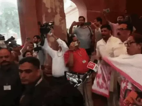 संसद परिसर में NDA और कांग्रेस सांसदों का प्रदर्शन