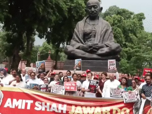 संसद परिसर में नारेबाजी और मार्च करते विपक्षी सांसदों की सांकेतिक तस्वीर।