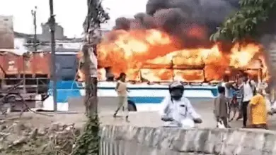 पटना में सड़क हादसे के बाद जली हुई बस, पुलिस वाहन और घटनास्थल पर तैनात सुरक्षा बल।