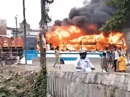 पटना में सड़क हादसे के बाद जली हुई बस, पुलिस वाहन और घटनास्थल पर तैनात सुरक्षा बल।