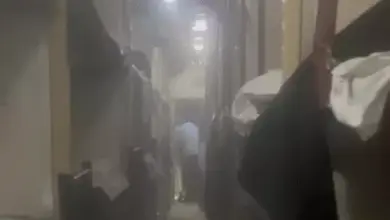 पेंचवैली एक्सप्रेस के B2 एसी कोच में आग लगने के बाद ट्रेन से बाहर निकलते यात्री।