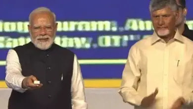 आंध्र प्रदेश के अमरावती में विकास परियोजनाओं का उद्घाटन करते हुए प्रधानमंत्री नरेंद्र मोदी।