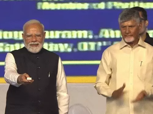 आंध्र प्रदेश के अमरावती में विकास परियोजनाओं का उद्घाटन करते हुए प्रधानमंत्री नरेंद्र मोदी।