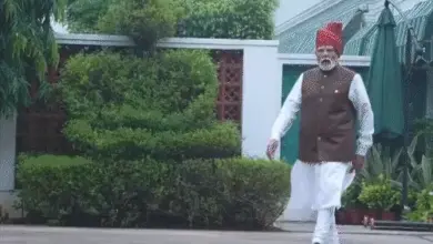 पीएम मोदी जानवरों और पक्षियों को दाना खिलाते हुए
