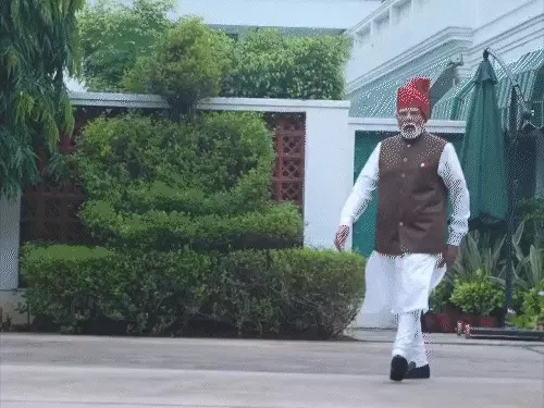 पीएम मोदी जानवरों और पक्षियों को दाना खिलाते हुए