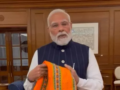 राष्ट्रीय हैंडलूम दिवस के अवसर पर वीडियो संदेश जारी करते प्रधानमंत्री नरेंद्र मोदी।