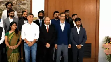 प्रधानमंत्री नरेंद्र मोदी स्पेस स्टार्टअप्स के फाउंडर्स के साथ बातचीत करते हुए