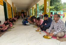 सूरापुर पीएम श्री विद्यालय की खगोल विज्ञान प्रयोगशाला में टेलिस्कोप देखते ज्वाइंट मजिस्ट्रेट