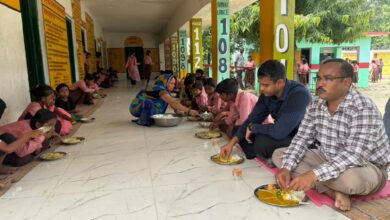 सूरापुर पीएम श्री विद्यालय की खगोल विज्ञान प्रयोगशाला में टेलिस्कोप देखते ज्वाइंट मजिस्ट्रेट