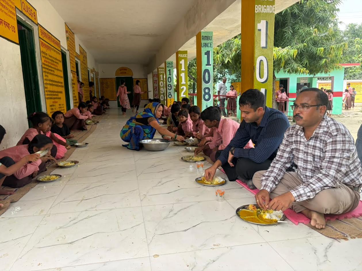 सूरापुर पीएम श्री विद्यालय की खगोल विज्ञान प्रयोगशाला में टेलिस्कोप देखते ज्वाइंट मजिस्ट्रेट