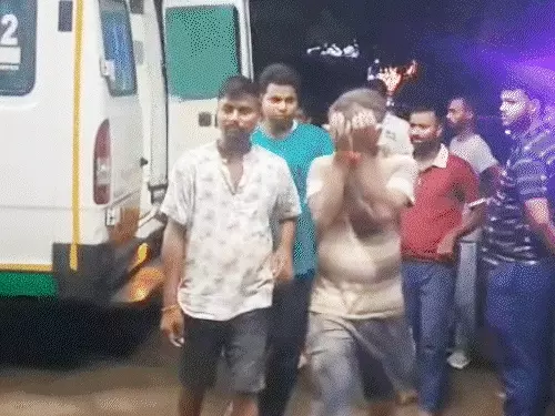 प्रतापगढ़ में बारिश के दौरान ढहे मकान और मौके पर चल रहे रेस्क्यू ऑपरेशन का सांकेतिक चित्र।