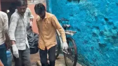 प्रयागराज में ट्रिपल मर्डर की घटना के बाद मौके पर मौजूद पुलिस की सांकेतिक तस्वीर।