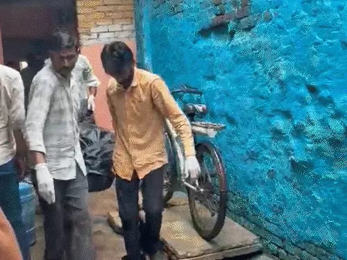 प्रयागराज में ट्रिपल मर्डर की घटना के बाद मौके पर मौजूद पुलिस की सांकेतिक तस्वीर।