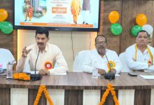 अंबेडकरनगर में पीआरडी स्वयंसेवक सम्मेलन का लाइव प्रसारण देखते लोग