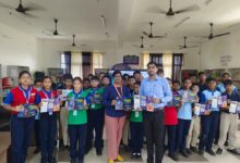 अंबेडकरनगर के ब्रेनसीड इंटरनेशनल स्कूल में VVM कार्यशाला के दौरान विद्यार्थियों को जानकारी देते वक्ता।