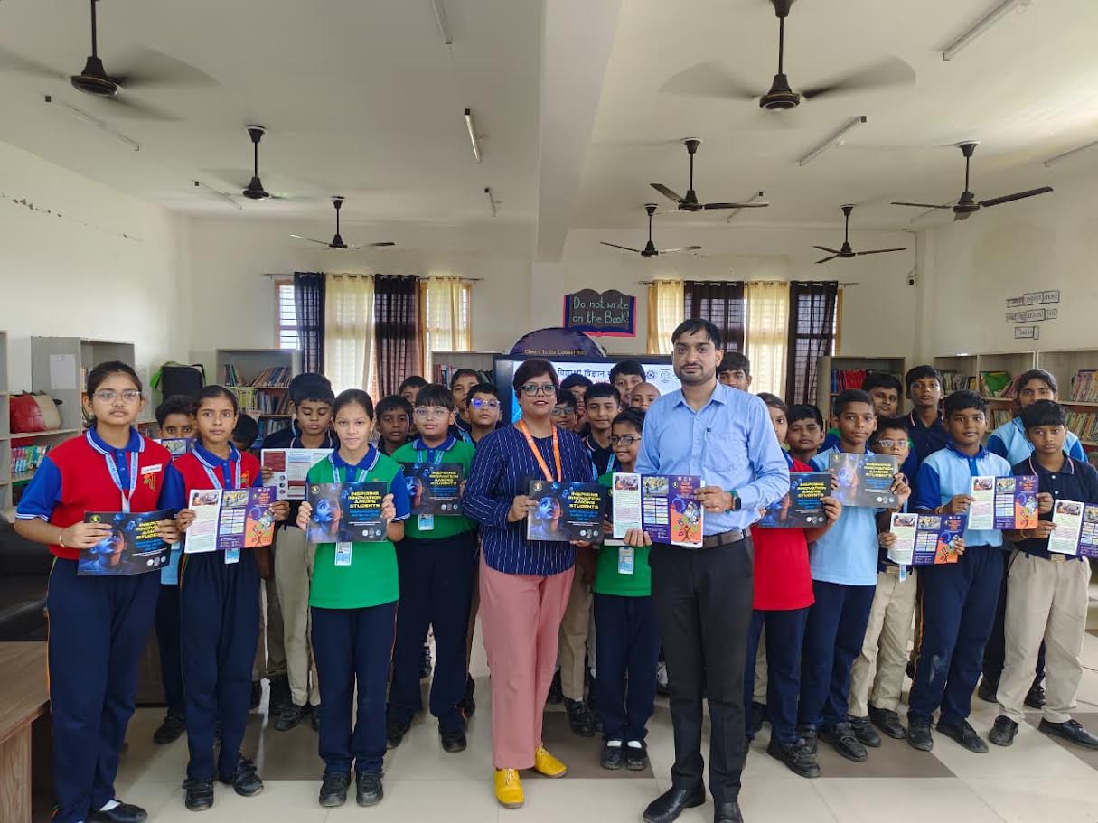 अंबेडकरनगर के ब्रेनसीड इंटरनेशनल स्कूल में VVM कार्यशाला के दौरान विद्यार्थियों को जानकारी देते वक्ता।