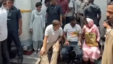 राहुल गांधी घायल छात्र साहिल के साथ संसद मार्ग थाने के बाहर