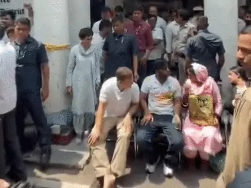 राहुल गांधी घायल छात्र साहिल के साथ संसद मार्ग थाने के बाहर