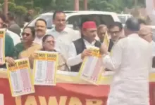 संसद परिसर में राम मंदिर चढ़ावा चोरी के खिलाफ प्रदर्शन करते सपा सांसद