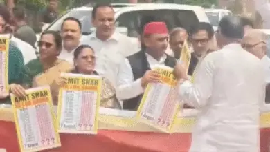 संसद परिसर में राम मंदिर चढ़ावा चोरी के खिलाफ प्रदर्शन करते सपा सांसद