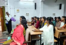 अंबेडकरनगर के रमाबाई कॉलेज में दीक्षारम्भ कार्यक्रम में शामिल नवागंतुक छात्राएं