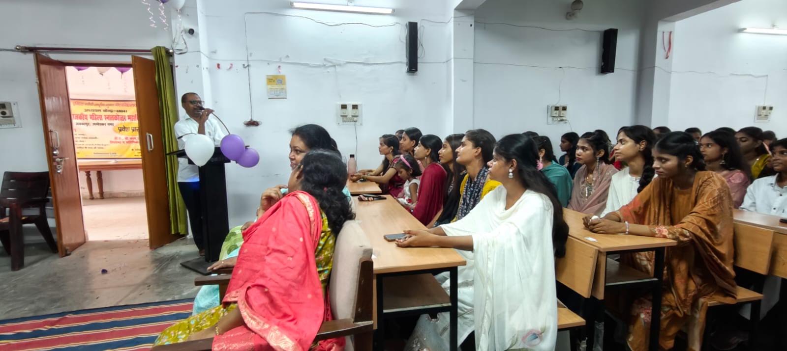अंबेडकरनगर के रमाबाई कॉलेज में दीक्षारम्भ कार्यक्रम में शामिल नवागंतुक छात्राएं