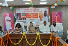 अंबेडकरनगर कलेक्ट्रेट में राशन दुकानदार मुख्यमंत्री के कार्यक्रम का सीधा प्रसारण देखते हुए