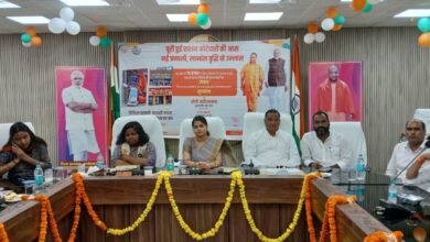 अंबेडकरनगर कलेक्ट्रेट में राशन दुकानदार मुख्यमंत्री के कार्यक्रम का सीधा प्रसारण देखते हुए