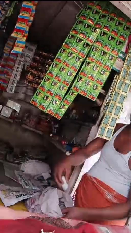 अंबेडकरनगर के सैदपुर बाजार में वायरल वीडियो से जुड़ी पान की गुमटी।