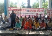 अंबेडकरनगर कलेक्ट्रेट के पास सवर्ण समाज के कार्यकर्ताओं का धरना-प्रदर्शन।