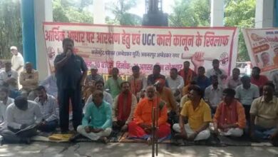 अंबेडकरनगर कलेक्ट्रेट के पास सवर्ण समाज के कार्यकर्ताओं का धरना-प्रदर्शन।