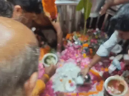 आनंदेश्वर मंदिर में सावन सोमवार पर श्रद्धालुओं की भीड़