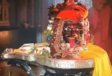 सावन सोमवार पर शिव मंदिर में पूजा करते श्रद्धालु