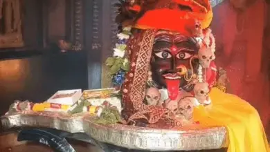 सावन सोमवार पर शिव मंदिर में पूजा करते श्रद्धालु