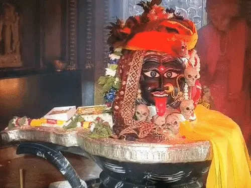 सावन सोमवार पर शिव मंदिर में पूजा करते श्रद्धालु