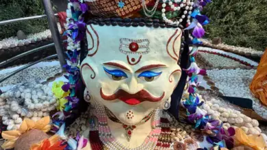 लखनऊ के बुद्धेश्वर महादेव मंदिर में पंचमेवा श्रृंगार के बाद सजे बाबा बुद्धेश्वर