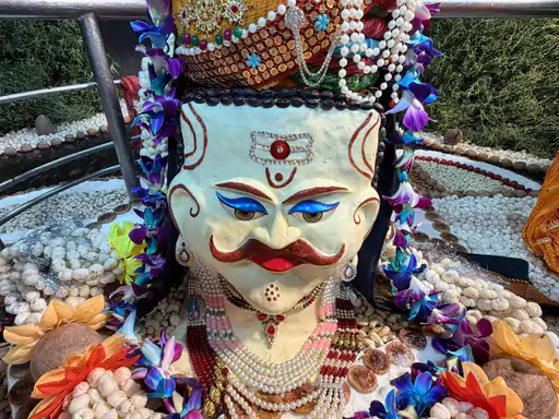 लखनऊ के बुद्धेश्वर महादेव मंदिर में पंचमेवा श्रृंगार के बाद सजे बाबा बुद्धेश्वर