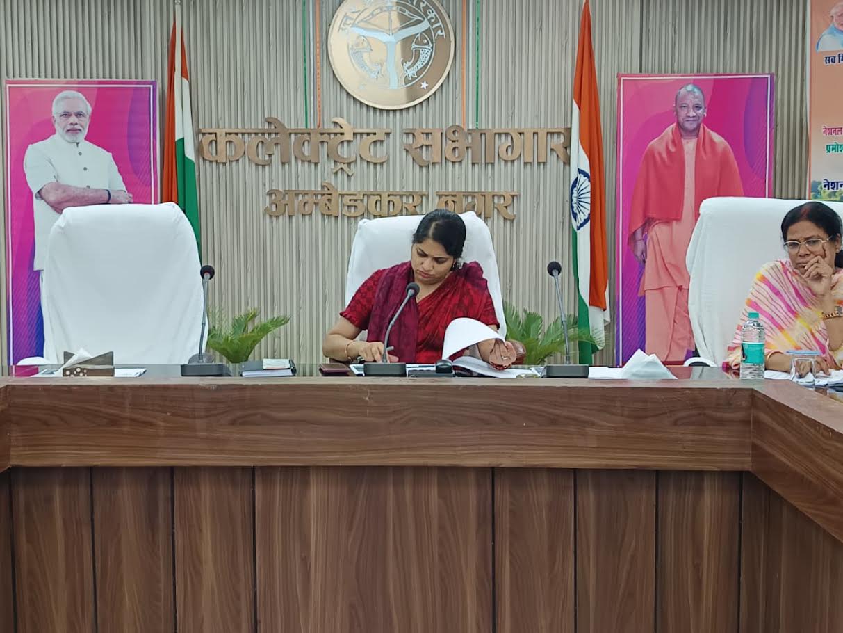 अम्बेडकरनगर कलेक्ट्रेट में श्रमिक कल्याण और बाल श्रम उन्मूलन अभियान की समीक्षा बैठक।