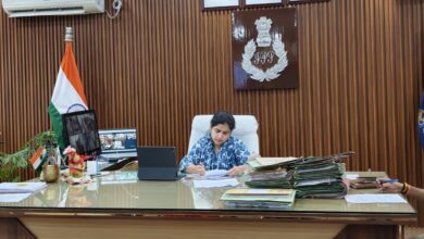 अंबेडकरनगर में जनसुनवाई के दौरान फरियादियों की शिकायत सुनती एसपी प्राची सिंह