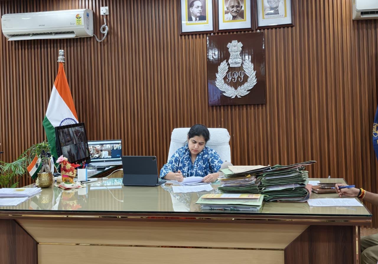 अंबेडकरनगर में जनसुनवाई के दौरान फरियादियों की शिकायत सुनती एसपी प्राची सिंह