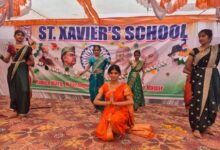 अंबेडकरनगर सेंट जेवियर्स स्कूल में स्वतंत्रता दिवस समारोह में विद्यार्थी