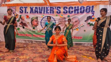 अंबेडकरनगर सेंट जेवियर्स स्कूल में स्वतंत्रता दिवस समारोह में विद्यार्थी